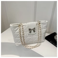 Detalle de bolso tote acolchado blanco con hebilla de lazo plateada y cadena oro - Blanco