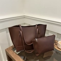 Conjunto de bolso tote grande de cuero sintético marrón con un neceser con cremallera a juego - Bolso De Mano Y Bolsa A Juego / Marrón