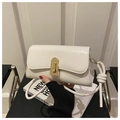 Detalle de bolso baguette crema de piel sintética con hebilla dorada y nudo lateral - Blanco