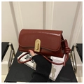Bolso baguette de charol rojo oscuro con hebilla metálica dorada y detalle de correa anudada - Rojo