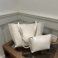 Conjunto de bolso tote beige minimalista y neceser a juego con textura mate suave - Bolso De Mano Y Bolsa A Juego / Blanco
