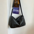 Schicke mattschwarze Tasche aus weichem Leder mit großem Fassungsvermögen und Trageriemen - Schwarz
