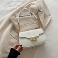 Borsa a tracolla bianca effetto coccodrillo con chiusura dorata e catena metallica - Bianco