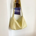 Minimalistische weiche Hobo-Schultertasche aus Kunstleder in Hellgelb mit Gurt - Gelb