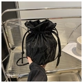 Detalle del bolso de cubo negro con elegante textura plisada y cierre de cordón - Negro
