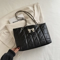 Borsa tote trapuntata nera con fiocco argento e tracolla a catena su blazer - Nero