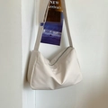 Große beige Schultertasche aus weichem Leder mit breitem Riemen und Reißverschluss - Cremeweiß