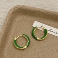 Vintage vergulde oorringen met diepgroene emaille afwerking en een veilige sluiting - Groen