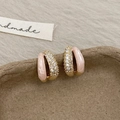 Détail de créoles en émail marbré rose avec incrustation de zircons étincelants - Boucles d'Oreilles Clous Double Cercle en Émail Rose (A-923)
