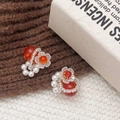 Orecchini vintage con perle rosse e fiori su sfondo in maglia dai colori caldi - Fiore Rosso (A-812) / Rosso