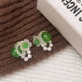 Dettaglio di orecchini a fiore con calcedonio verde e perle bianche su maglia - Fiore Verde (A-812) / Verde
