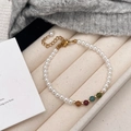 Elegante pulsera de perlas blancas con piedras naturales y cierre de metal dorado - Pulsera de perlas y piedras naturales multicolor