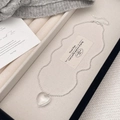 Elegante Perlenkette mit transparentem Herzanhänger in einer schicken Schmuckschatulle - Halskette Mit Transparentem Herzanhänger
