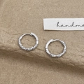 Silberne gedrehte Creolen mit funkelndem Zirkonia im handgefertigten Design - Silber