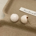 Orecchini a perno vintage francesi in smalto bianco crema con perni dorati - Sfera Irregolare (Placcato Oro) / Bianco