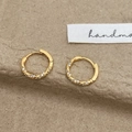 Goldene gedrehte Creolen mit mikroversetzten weißen Zirkonia für Damen - Gold
