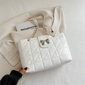 Elegante borsa a tracolla trapuntata bianca con fibbia a fiocco argento e catena - Bianco