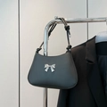 Sac sous le bras noir tendance avec nœud en métal argenté et bandoulière nouée unique - Noir