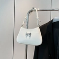 Sac croissant blanc minimaliste avec nœud en métal argenté et bandoulière à nœuds - Blanc