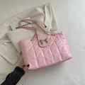 Borsa tote trapuntata rosa chiaro con fibbia a fiocco argento e catena dorata - Rosa