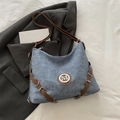 Borsa a tracolla in tela grigio-blu con cinturini in pelle marrone e logo M in metallo - Blu