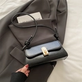 Retro contrast shoulder bag in black and navy faux leather with gold twist lock - Black
