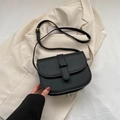 Elegante borsa a sella nera da donna con tracolla in pelle e dettaglio fibbia - Nero
