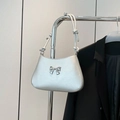 Sac sous le bras argenté en forme de croissant avec nœud 3D et sangle nouée - Argent
