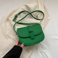Borsa a tracolla verde brillante in pelle opaca con fibbia in metallo dorato e tracolla - Verde