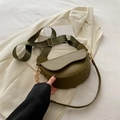Bolso de montura verde oliva minimalista con correa ancha de nailon y cadena dorada - Verde