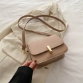 Borsa a tracolla quadrata beige minimalista con fibbia metallica dorata e tracolla - Cachi