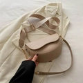 Bolso de montura media luna beige en ecocuero con correa ancha y cadena dorada - Caqui