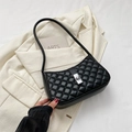 Klassische schwarze Stepptasche mit silberner Metallschnalle und PU-Leder-Finish - Schwarz