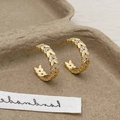 Elegante goldene Ohrringe in Blattform in C-Form mit funkelnden Zirkonia-Steinen - Ohrringe / Gold