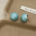 Orecchini vintage in resina marmorizzata blu con perni dorati stile minimalista - Sfera con Trama di Marmo (Placcato Oro) / Blu