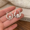 Dettaglio di orecchini a cerchio in argento con texture grezza e perla centrale - Texture Sfaccettata Geometrica Argento (A-1266) / Argento