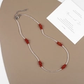 Dettaglio della collana con pietre rosse e perline bianche con chiusura a moschettone - Collana di Perline in Pietra Naturale Rossa