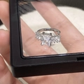 Dettaglio dell'ear cuff in argento con zirconi taglio smeraldo e trapezoidale - Orecchino a Clip con Zircone Grande Argento