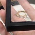 Dettaglio del polsino per orecchio a C placcato oro con zirconi brillanti in una scatola - Orecchino a Clip con Zircone Piccolo Oro