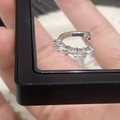 Dettaglio macro dell'orecchino a clip in argento con zirconi in scatola trasparente - Orecchino a Clip con Zircone Piccolo Argento