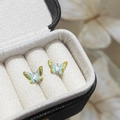 Macro-opname van mintgroene emaille vlinder oorbellen met goudlaag en marquise zirkoon - Groene vlinder oorknopjes (A-985)