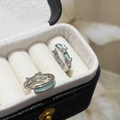 Detail van zilveren vlinder oorbellen met lichtblauw emaille en sprankelende zirkonia - Groene vlinder ring oorbellen (A-991)
