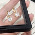 Squisiti orecchini in zircone dorato con cristallo quadrato e micro-pavé di diamanti - Orecchino a Cerchio Con Pendente in Zirconia Quadrata / Oro