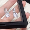 Orecchini a perno quadrati in zircone argento con micro-pavé di cristalli luminosi - Orecchino a Cerchio Con Pendente in Zirconia Quadrata / Argento