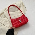 Elegante rote gesteppte Schultertasche mit Silberverschluss und stilvoller Bogenform - Rot