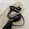 Bolso de montura negro para mujer con herrajes dorados y correa ancha de tejido suave - Negro