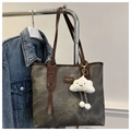 Detalle de bolso tote grande en lona gris con ribetes de cuero y amuleto de nube de peluche - Con Colgante de Nube / Negro