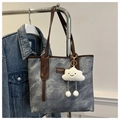 Detalle del bolso tote de lona gris con correas de cuero y colgante de nube suave - Con Colgante de Nube / Azul