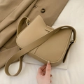 Minimalist khaki leather crossbody bag with adjustable strap and Fashion label detail - Khaki No Pendant