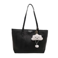 Borsa tote nera trapuntata in pelle con un simpatico ciondolo a nuvola di peluche bianco - Senza Ciondolo / Nero
